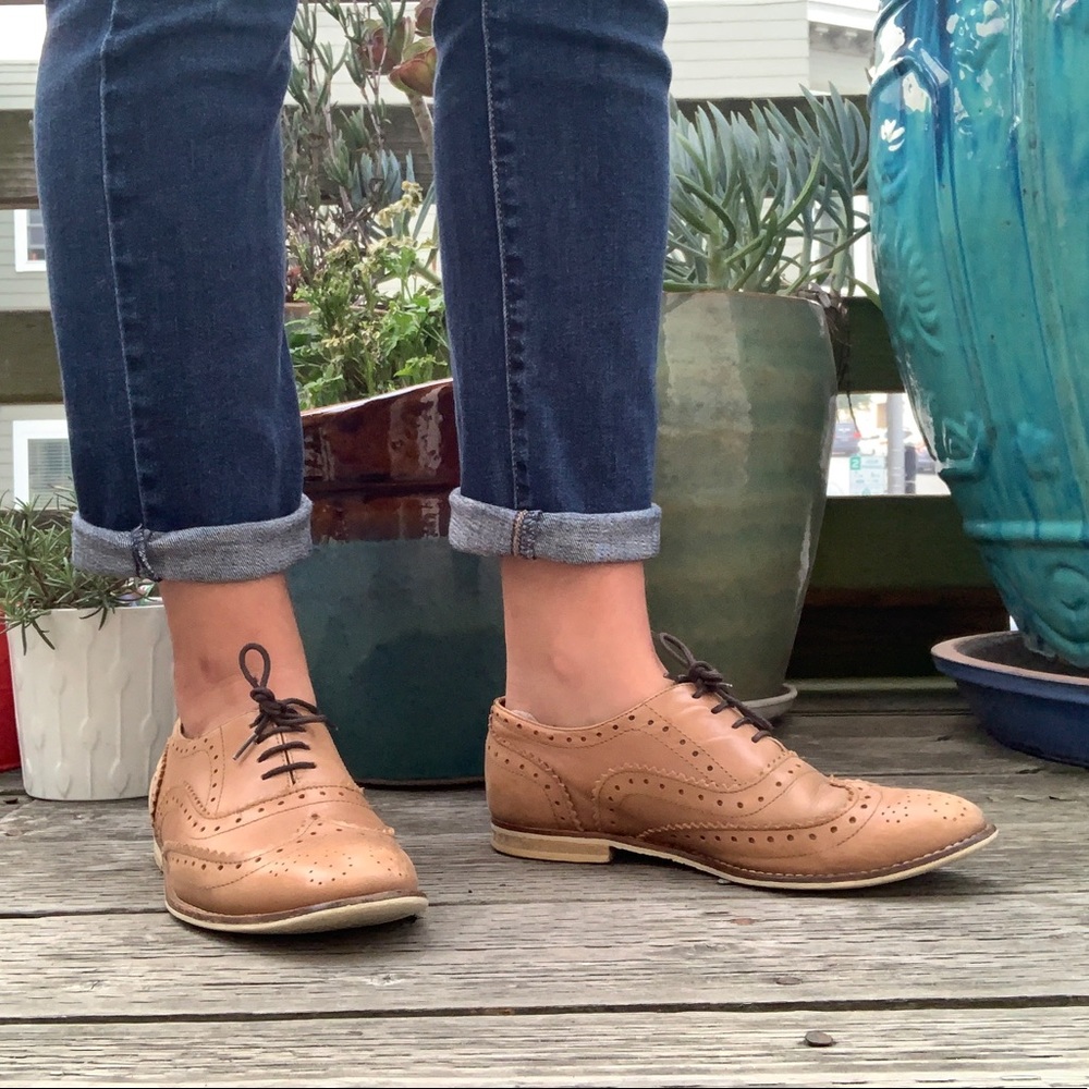 Tan brogue laced shoes, size 7